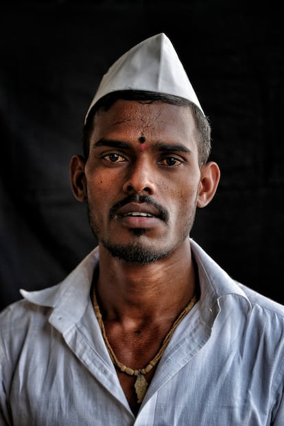 Andre Dilip, de 28 años, es de Rachguru Nagar (Pune) y lleva 7 años trabajando como dabbawala.