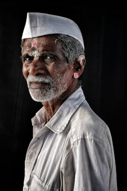 Devaram Gopale, de 63 años, es de Pune y lleva 22 años trabajando como dabbawala.