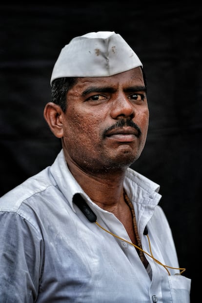 Cahadu Pangare, de 42 años, es de Inglore Mawal (Pune) y lleva 23 años trabajando como dabbawala.