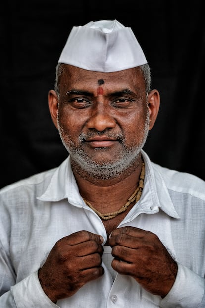 Mohan Dyandev Dattu, de 46 años, es de Amboli (Pune) y lleva 25 años trabajando como dabbawala. Es el supervisor de Andheri.