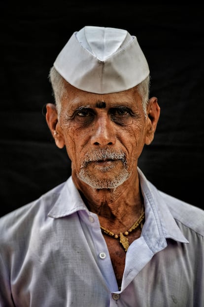 Devram Kaltkar, de 62 años, es de Kalhat (Pune) y lleva 35 años trabajando como dabbawala.