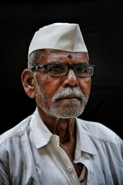 Natau Gule, de 75 años, es de Rachguru Nagar (Pune) y lleva 50 años trabajando como dabbawala.