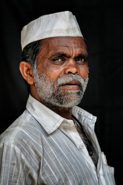 Vishbhanar Vavre, de 42 años, es de Lonavla (Pune) y lleva 15 años trabajando como dabbawala.