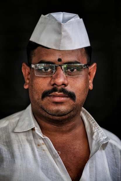 Anil Rokabe, de 27 años, es de Pune y lleva 15 años trabajando como dabbawala.