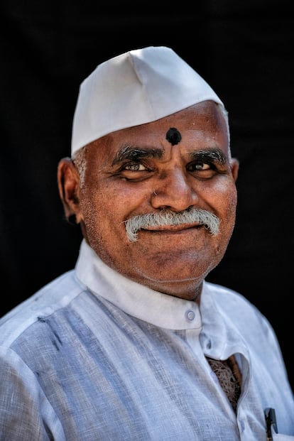 Manik Bhau Bhalsing, de 52 años, es de Rachguru Nagar (Pune) y lleva 29 años trabajando como dabbawala.
