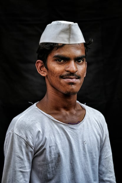 Ganesh Dhondiva Kaude, de 18 años, es de Kolve (Pune) y lleva 3 años trabajando como dabbawala.