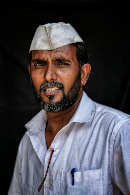 Sandip Bacche, de 41 años, es de Rachguru Nagar (Pune) y lleva 22 años trabajando como dabbawala.