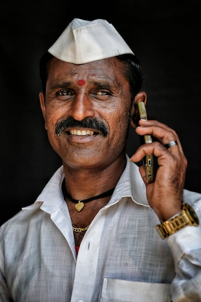 Kailash Baban Vatane, de 40 años, es de Telegar (Pune) y lleva 25 años trabajando como dabbawala.