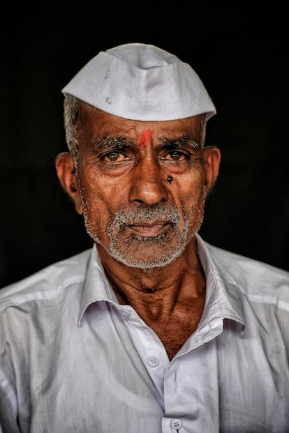 Chantarim Kedari, de 75 años, es de Pune y lleva más de 50 años trabajando como dabbawala.