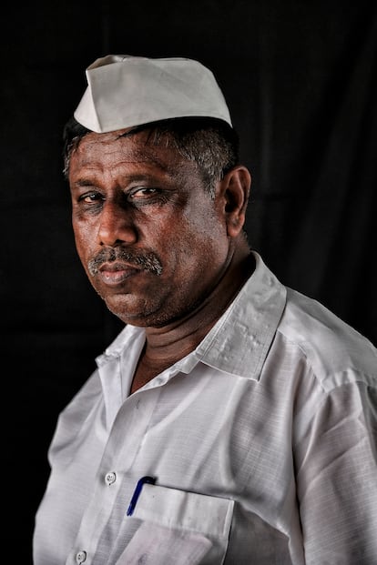 Vithal Roundhal, de 53 años, es de Rachguru Nagar (Pune) y lleva 25 años trabajando como dabbawala.