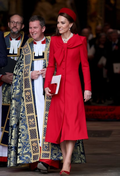 Kate Middleton, con un abrigo rojo en el servicio del Día de la Commonwealth celebrado en la Abadía de Westminster el 10 de marzo.