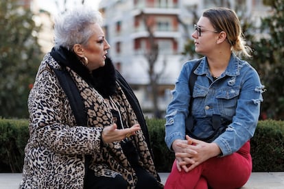 María Martín (izquierda), presidenta de la asociación La Volaera, conversa con Alina el 7 de marzo en Granada.