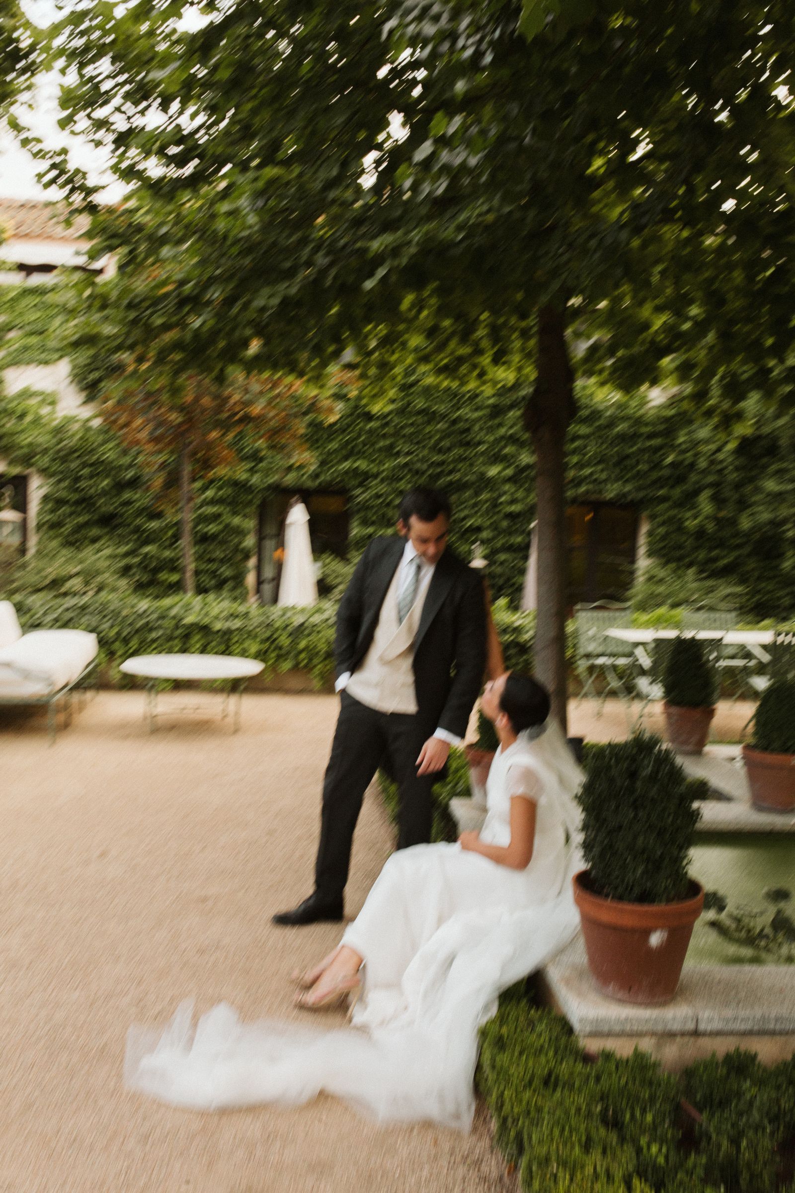 La boda en Segovia de María y Ernesto una cena a la luz de las velas en el jardín de un caserío