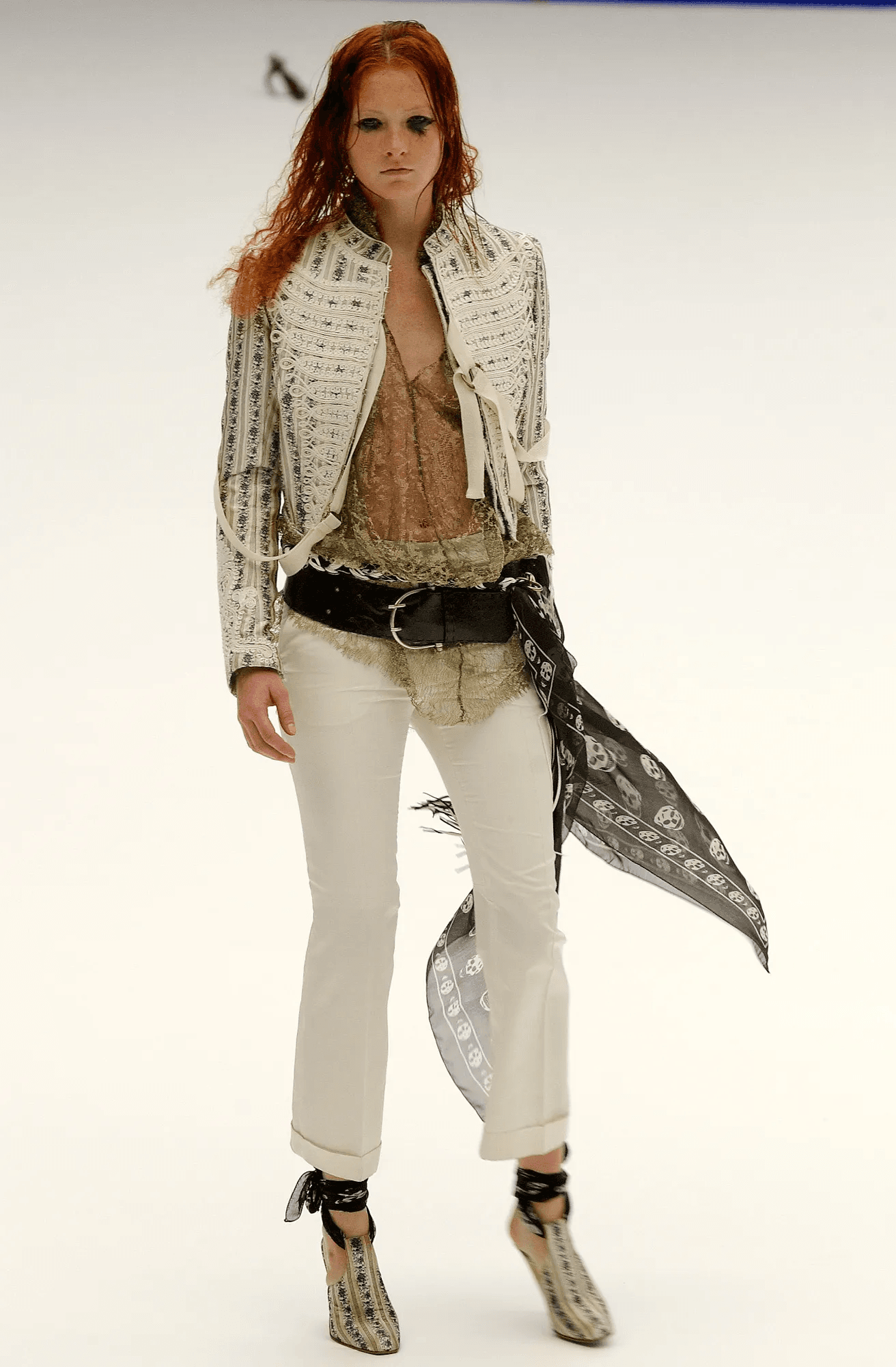 pañuelo de calaveras en Alexander McQueen primaveraverano 2003.