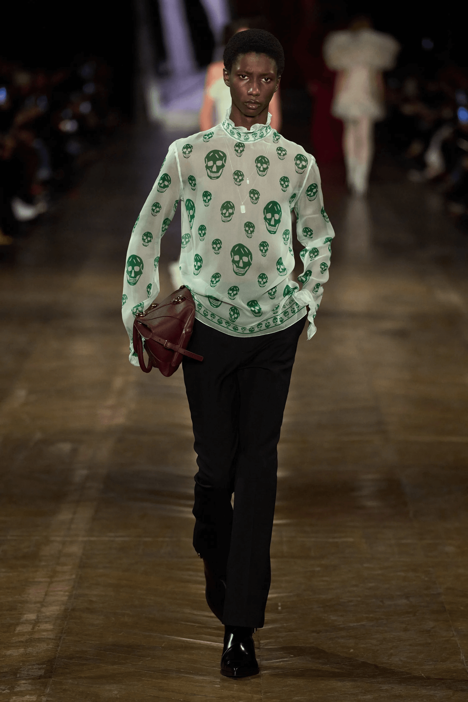 Estampado de calaveras en Alexander McQueen otoñoinvierno 202526.