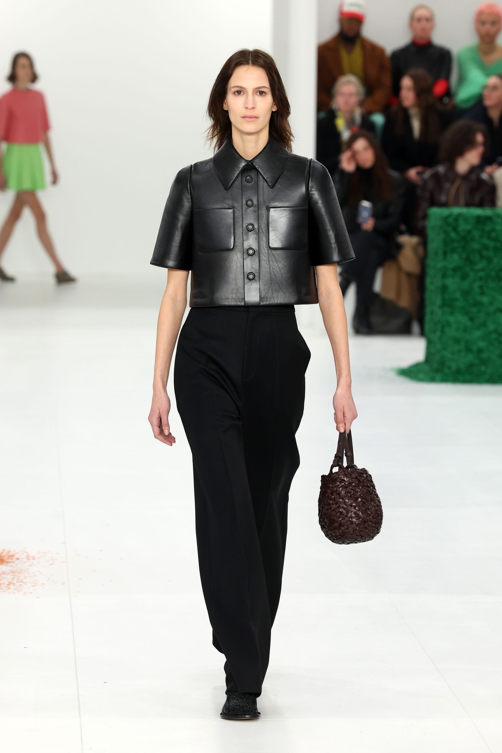 Jeanne Cadieu en el desfile de otoñoinvierno 20232024 de Loewe con el bolso estilo nido creado por la artesana textil...