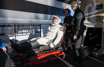 El astronauta Butch Wilmore tras salir de la cápsula Dragon de SpaceX en el buque de recate, en las costa de Tallahassee este martes.