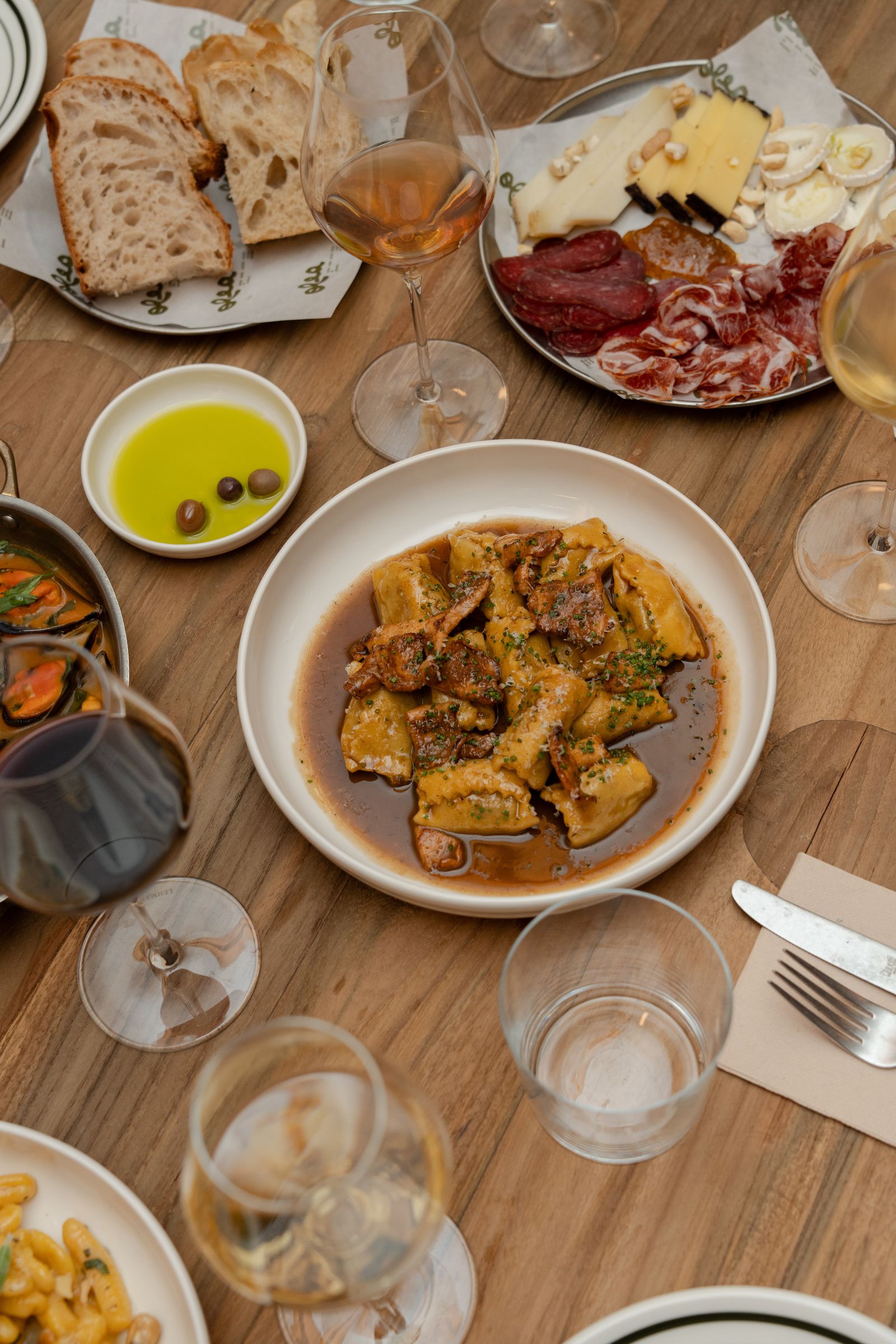Bares y restaurantes para ir con amigas en Madrid 7 locales donde comer beber y hablar sin parar