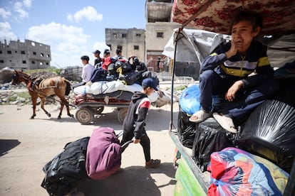 Palestinos abandonan el barrio de Zeitoun, al sur de la ciudad de Gaza, este miércoles.