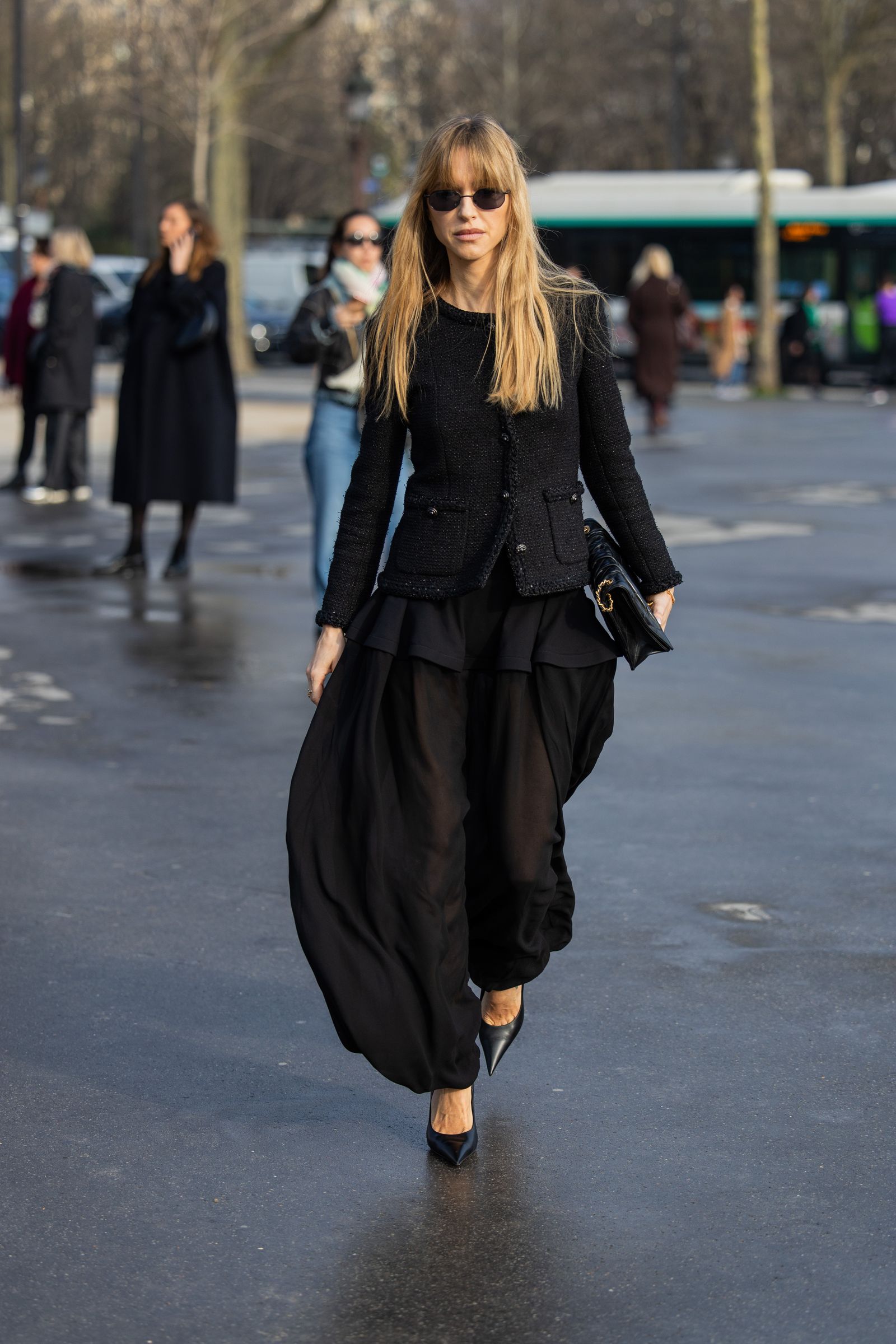 pantalones harem una tendencia de primavera verano 2025 vista en street style