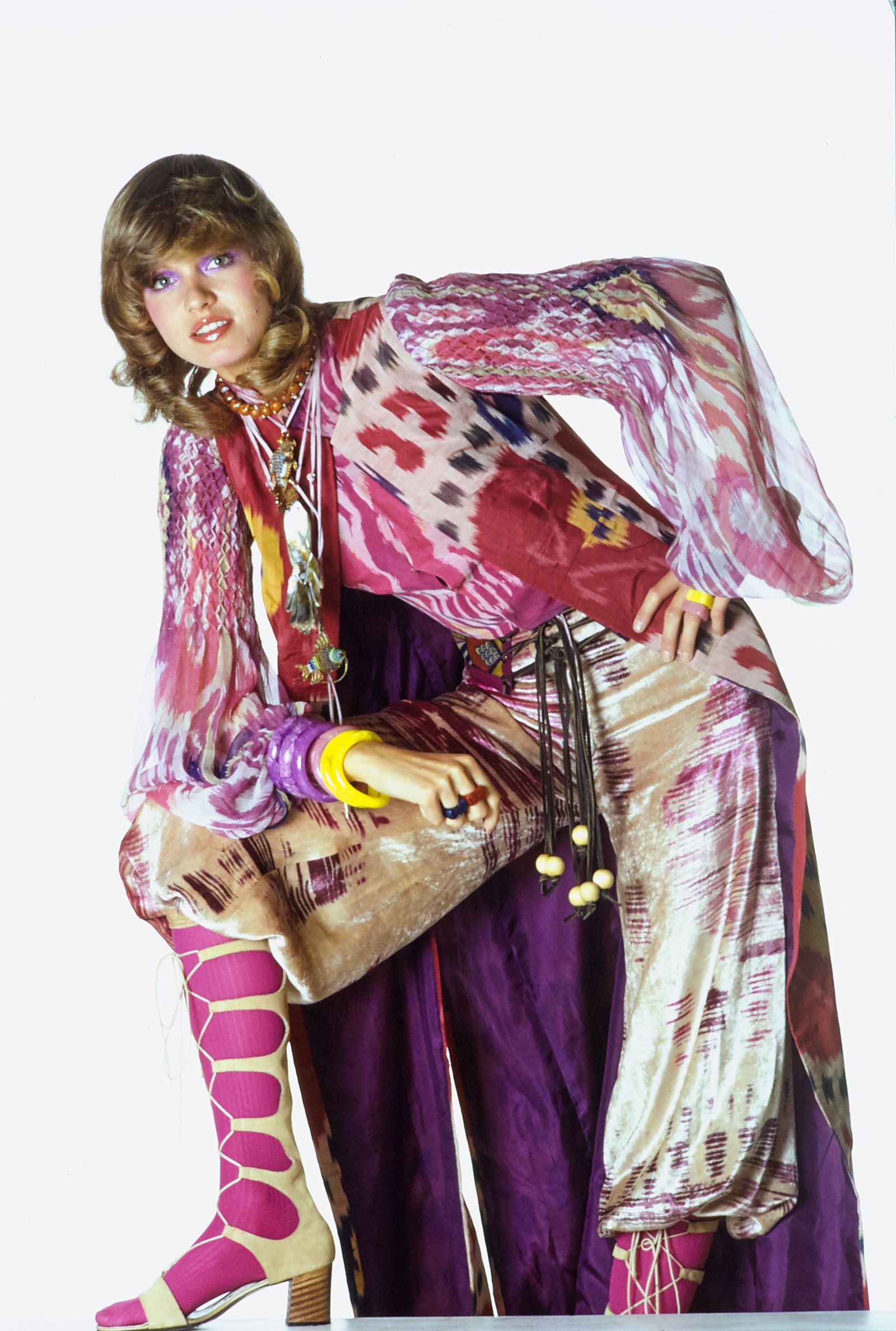 Conjunto de Thea Porter con pantalones de terciopelo y blusa estampada .