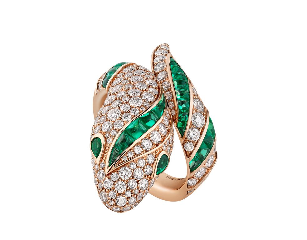 Anillo Serpenti de oro rosa con esmeralda y pav de diamantes de Bulgari.