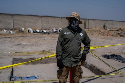 Personal de la fiscalía estatal labora en el interior del rancho Izaguirre, en Teuchitlán, Jalisco