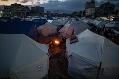 Palestinos desplazados del norte de Gaza instalan sus tiendas en el centro de la ciudad, el pasado miércoles.