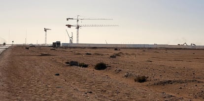 Parque tecnológico de energías renovables en construcción en  Fum el Ued, cerca de El Aaiún.