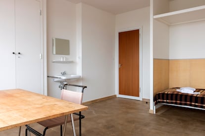 Una de las habitaciones donde se puede dormir en la Bauhaus. 