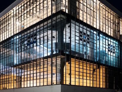 Ala iluminada de los talleres del edificio Bauhaus Dessau.
