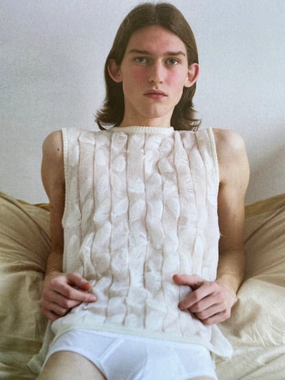 Camiseta de punto de cachemir extrafino, realizada en capas entre las que se han intercalado plumas de ganso: creación de la colección Don’t Want to Wake Up que Consinee presentó en Pitti Uomo el pasado enero.