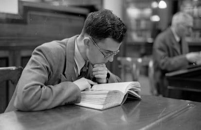 Un joven lee en una biblioteca de Glasgow en el año 1953.