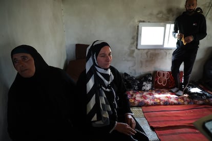 Lamia Ballal, de 29 años, mujer del cineasta Hamdan Ballal, en su vivienda en Susya. 