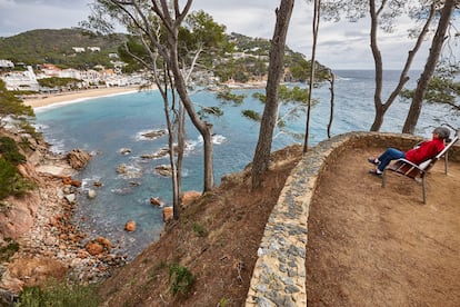 Una mujer disfruta de las vistas en un mirador de Llafranc. 
