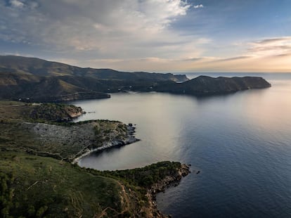 Vista aérea entre Punta Falconera y el cabo Norfeu.