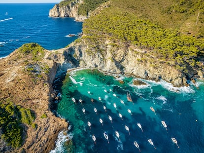 Vista aérea de varios barcos atracados en la cala S’Eixugador, en Sa Tuna. 