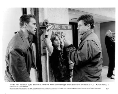 John McTiernan con Arnold Schwarzenegger y Austin O'Brien durante el rodaje de 'El último gran héroe' (1993).