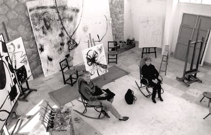 Carmen Giménez, en el estudio de Joan Miró, con Daniel Moquay.