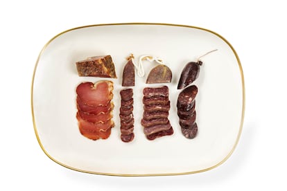 Lomo, secallona, 'xolís' y butifarra negra