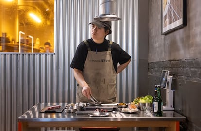 Parrilla koreana en el restaurante Seoul Nadri, en Barcelona. 