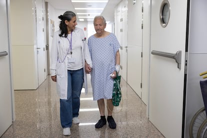 José Núñez, de 92 años, con la psicóloga Carelys Pachano en el Hospital Universitario San Rafael de Madrid en febrero.