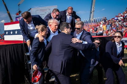 Miembros del Servicio Secreto de los Estados Unidos sacan a Donald Trump del escenario tras el intento de asesinato en un mitin en Butler (Pensilvania), el  13 de julio de 2024.