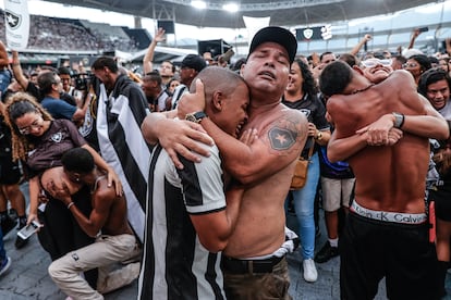 Hinchas del Botafogo celebran la victoria de su equipo durante la final de la Copa Libertadores 2024, en el estadio Nilton Santos en Rio de Janeiro (Brasil), el 29 de noviembre de 2024.