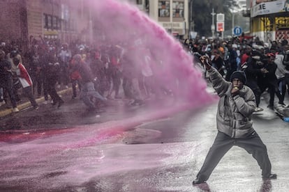 Manifestación contra el aumento de impuestos mientras los miembros del Parlamento votan el proyecto de ley de Finanzas 2024 en el centro de Nairoibi (Kenia), el 20 de junio de 2024.