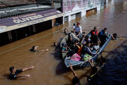 Varias personas son rescatadas durante las inundaciones en Canoas, en el estado de Rio Grande do Sul, Brasil, el 5 de mayo de 2024.