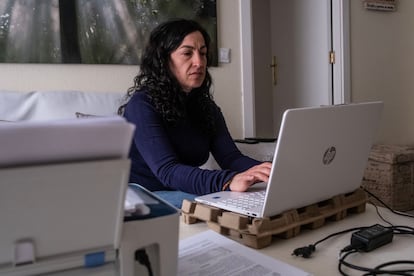 
Virginia, redactando el correo electrónico que cada día envía reclamando una solución.
