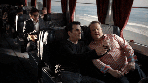 Personajes de Modern Family tomándose fotos que luego podrán servir para crear carretes automáticamente gracias a la IA del Samsung Galaxy S25.- Blog Hola Telcel 