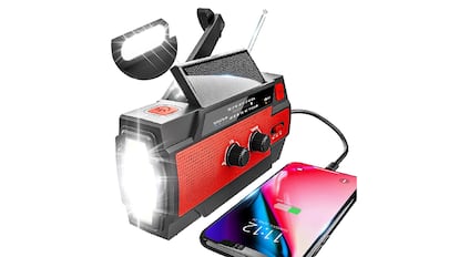 kit de supervivencia en amazon: radio solar con capacidad de emitir hasta 30 horas de transmisión.