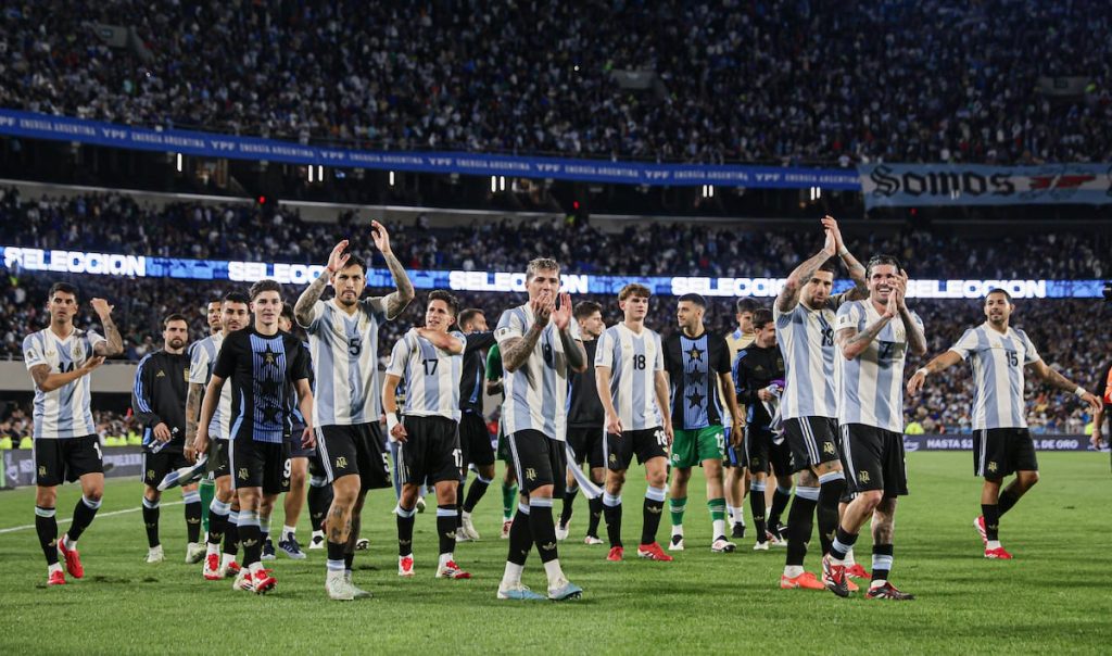 Los jugadores de Argentina celebran, este martes, el triunfo ante el seleccionado de Brasil en el estadio Monumental en Buenos Aires.